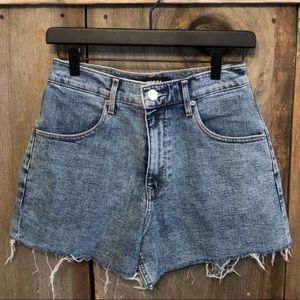 Express Super High Rise Mom Jean Shorts Raw Hem in Blue Wash Size 4 Women’s